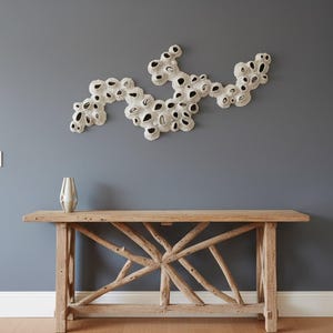 Escultura de parede em argila com cracas: decoração para casa de praia costeira