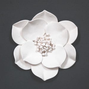 Weißer Ton Dimensional Magnolie Blume Wandskulptur - texturierte minimalistische Blumenkunst