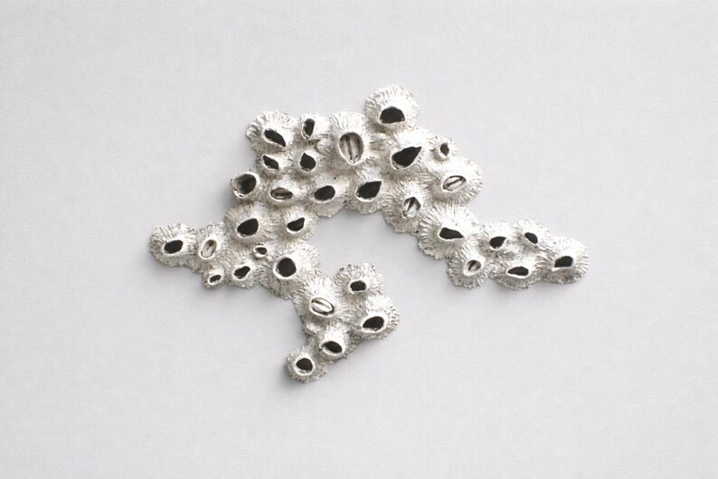 Escultura de pared de arcilla de percebes: decoración costera para casa de playa imagen 2