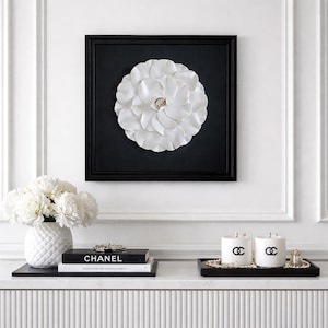 Kamelie Wandskulptur: Moderne minimalistische 3D Wandskulptur aus weißem Ton