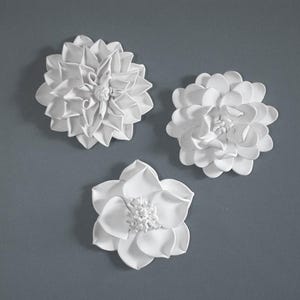 3D Skulptur Weiße Blume Wandskulptur: Minimalistische moderne organische Akzente Dekor Geschenk