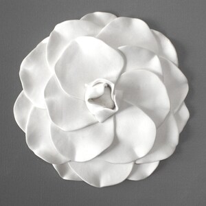 Kamelien-Blumen-Wandskulptur aus weißem Ton: Moderner minimalistischer Blumencouchtisch oder Regalakzent