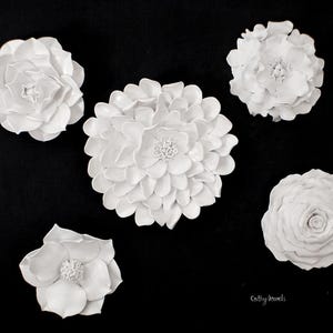 Weiße Tonblumen Wandskulpturen: Moderne minimalistische Blumenkunst, 5er-Set