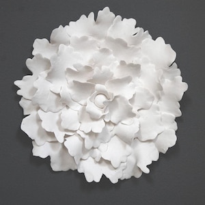 Weiße dimensionale Ton-Pfingstrosen-Blumen-Wand-Skulptur - moderne minimalistische 3D-Wandkunst