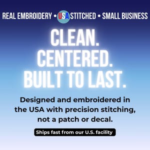 Może przedstawiać: Grafika z niebieskim gradientowym tłem. Biały tekst brzmi: "CLEAN. CENTERED. BUILT TO LAST." oraz "Zaprojektowane i wyhaftowane w USA z precyzyjnym szyciem, a nie naszywką lub kalkomanią."
