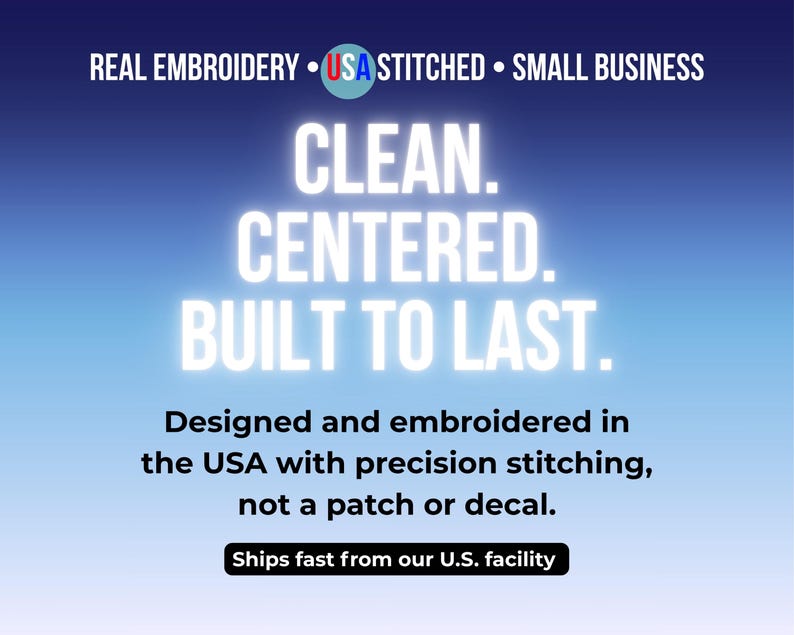 Może przedstawiać: Grafika z niebieskim gradientowym tłem. Biały tekst brzmi: "CLEAN. CENTERED. BUILT TO LAST." oraz "Zaprojektowane i wyhaftowane w USA z precyzyjnym szyciem, a nie naszywką lub kalkomanią."