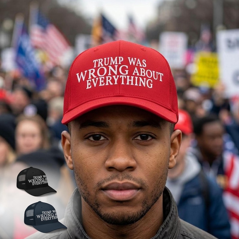 Może przedstawiać: Czerwona czapka z daszkiem z białym napisem "TRUMP WAS WRONG ABOUT EVERYTHING". Czapka ma siatkowy tył i zakrzywiony daszek. Na zdjęciu widać r&oacute;wnież dwie inne czapki, czarną i granatową, z tym samym napisem.