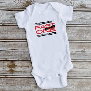 Koszulka dla chłopca Race Car Fast One Birthday, strój dla niemowląt Racing 1st Birthday, body niemowlęce na imprezę w stylu samochodowym, kombinezon dziecięcy Vehicle