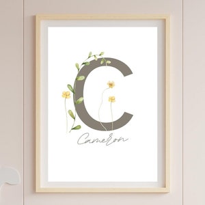 Póster personalizado con inicial de nombre y temática floral. Lámina personalizada para pared de bebé. Medidas para recién nacidos. Póster decorativo para habitación de niña en tonos tierra.