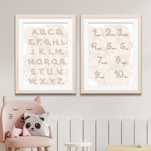 Pósteres educativos imprimibles con margaritas. Arte mural floral beige para habitación infantil. Impresión digital del alfabeto y los números para decorar la habitación de una niña.