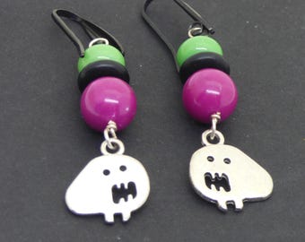 Pendientes colgantes de fantasmas espeluznantes en verde, negro y morado, joyería de Halloween hecha a mano.