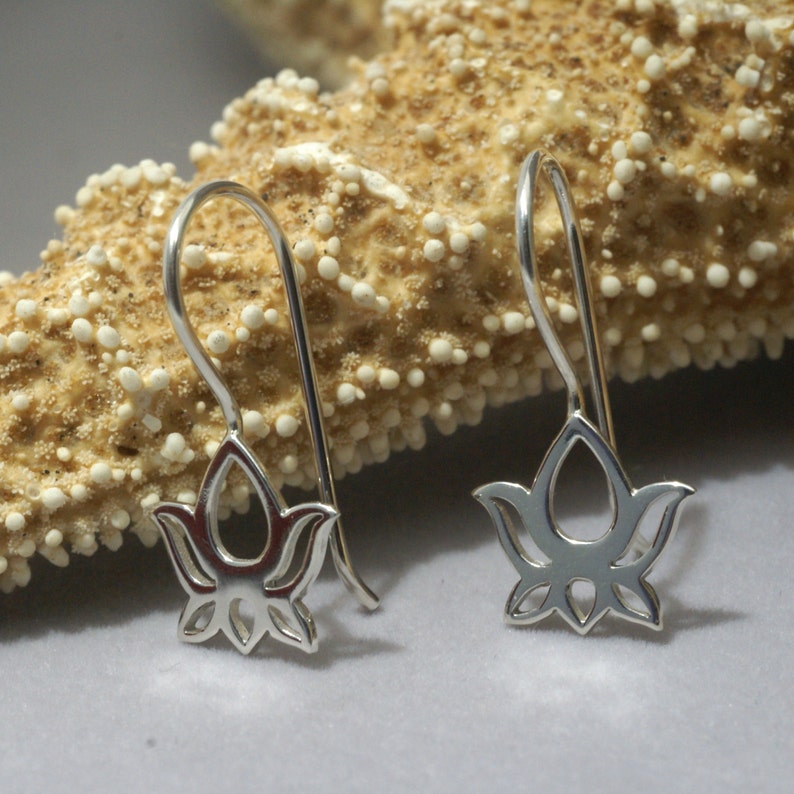 Lotus Flower Sterling Silver Earrings, Large Abstract Floral Dangles, Unique Statement Botanical Drops, Yoga Jewelry or Gift for Yogi Bild 6