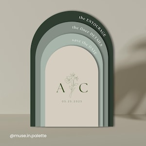Puede incluir: Un diseño de invitación de boda en forma de arco en tonos verdes y beige. El diseño presenta arcos en capas con textos como "the ENTOURAGE", "the finer DETAILS" y "save the DATE". El centro muestra las iniciales "A C", una ilustración floral y la fecha 05.25.2025.