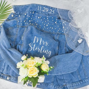 Bestickte Braut Jeansjacke, personalisierte Perle Frau Jeansjacke für Braut - Benutzerdefinierte Hochzeits-Denimjacke, benutzerdefinierte Brautjacke