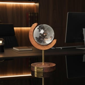 Valnöt och mässingsbordsglob - Världskarta i glas, minimalistisk kontorsinredning, lyxig gåva för chefer, modern skrivbordsdekoration för chefer, resenärer