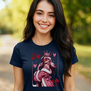 Camiseta estampada Queen of Hearts para mulheres – Camiseta de algodão com caimento relaxado – Estampa estilosa de cartas de baralho – Camiseta streetwear fofa e confortável