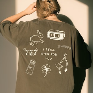 Draagarmshirt - Eleven Eleven Graphic Tee - Lucky Charm Collage Shirt - Cadeau voor fan - Muziektekst Merch - Unisex Plus Size - Comfortkleur