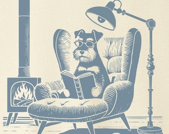 Puede incluir: Camiseta color crema con una ilustración azul de un perro con gafas leyendo un libro en un sillón. Una chimenea y una lámpara completan la escena. El logo de Taco Dog está en la esquina superior derecha.