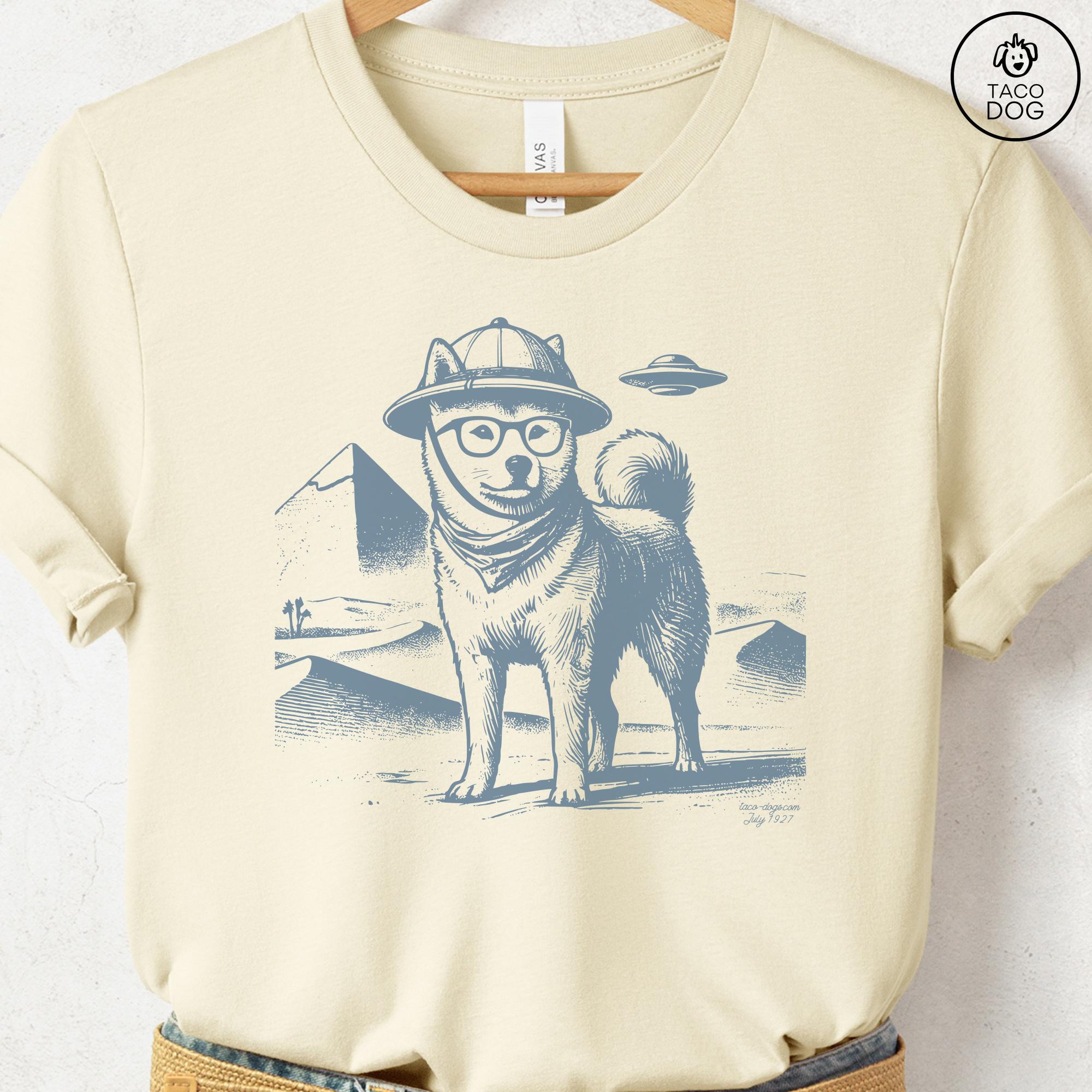 ヴィンテージ柴犬Tシャツ：エジプトのピラミッド、UFO、犬、ママへの