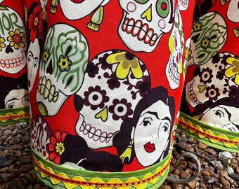 Frida Kahlo  Day of the Dead and Sugar Skulls Round Tablecloth / Tabletopper