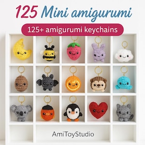 Puede incluir: Una exhibición de 125 mini llaveros amigurumi, cada uno elaborado con hilo colorido. La colección incluye varios diseños como una abeja, una fresa, un conejo, una nube y un pingüino. El texto "125 Mini amigurumi" y "125+ amigurumi keychains" es visible.