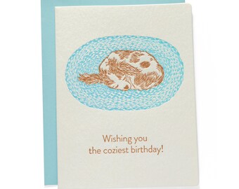 Tarjeta de felicitación de cumpleaños con diseño de perro acogedor, impresa en tipografía.