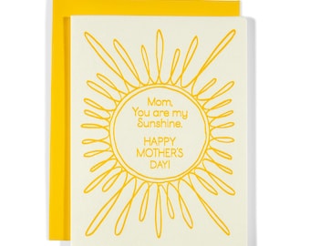 Tarjeta de felicitación con texto en letra impresa "Mamá soleada" / Día de la Madre
