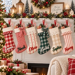 Könnte beinhalten: Sechs personalisierte Weihnachtsstrümpfe hängen in einer Reihe, jeder mit einem einzigartigen Muster wie rotem Schottenkaro, rotem Vichy-Karo, Streifen und grünem Schottenkaro. Jeder Strumpf hat einen weißen Umschlag und eine Zuckerstange.
