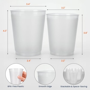 K&ouml;nnte beinhalten: Zwei transparente Plastikbecher werden gezeigt, einer misst 10,9 cm hoch und 8,6 cm breit, der andere 9,7 cm hoch und 8,1 cm breit. Die Becher haben einen glatten Rand und sind BPA-frei. Das Bild zeigt auch, dass die Becher stapelbar und platzsparend sind.