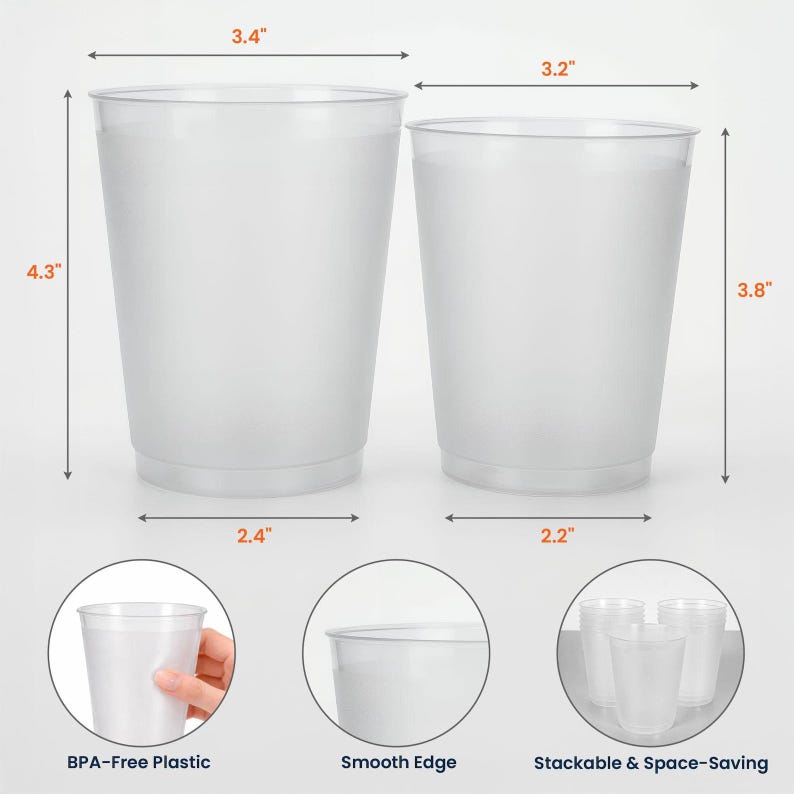 K&ouml;nnte beinhalten: Zwei transparente Plastikbecher werden gezeigt, einer misst 10,9 cm hoch und 8,6 cm breit, der andere 9,7 cm hoch und 8,1 cm breit. Die Becher haben einen glatten Rand und sind BPA-frei. Das Bild zeigt auch, dass die Becher stapelbar und platzsparend sind.