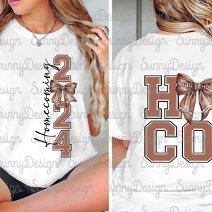 Könnte beinhalten: Weißes T-Shirt mit einem braunen Homecoming 2024-Design auf der Vorderseite und "HCO" auf der Rückseite. Das Design beinhaltet eine Schleife und den Schriftzug "Homecoming". Das T-Shirt hat einen lässigen Stil.