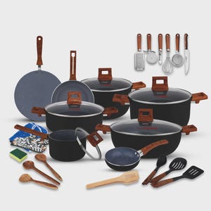 Könnte beinhalten: Ein komplettes schwarzes Kochgeschirr-Set mit Holzgriffen und Deckeln, einschließlich Töpfen, Pfannen und Utensilien. Das Set verfügt über eine Vielzahl von Größen und Formen mit einem gesprenkelten grauen Innenraum. Enthält eine Reibe, einen Pizzaschneider, einen Schneebesen, ein Sieb und ein Messer.