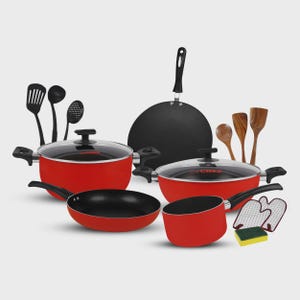 Könnte beinhalten: Ein komplettes rotes Kochgeschirr-Set mit schwarzen Griffen und Deckeln. Das Set enthält Töpfe, Pfannen, einen Wok und Kochutensilien. Ofenhandschuhe und ein Schwamm sind ebenfalls enthalten. Das Kochgeschirr-Set ist für verschiedene Kochanforderungen konzipiert.