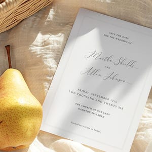 Plantilla minimalista clásica de 5x7 para guardar la fecha, elegante tarjeta imprimible de anuncio de boda en Corjl, líneas limpias y atemporales / Essence CR104