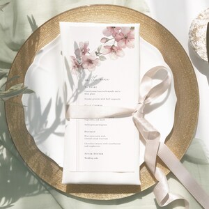 Blush Blossom ウェディングメニューテンプレート、花柄デザイン入りティーサイズメニューカード（印刷可能）、4x9インチ、DLレセプションメニュー | Blossom Serenade CR111