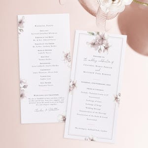 Może przedstawiać: Dwa programy ślubne z kwiatowymi akcentami. Programy są białe z tekstem w delikatnym skrypcie. Program po prawej stronie głosi: "Witamy na uroczystości weselnej Chandry Marie Porter i Matthew Paul Barker."