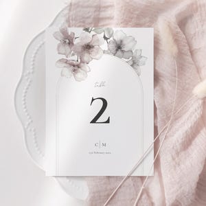 Plantilla de números de mesa para bodas con flores de cerezo, letreros imprimibles para mesas de recepción, tamaños 5x7, A6, 4x6, Corjl editable / Blossom Serenade CR111