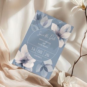Plantilla floral moderna de 5x7 para guardar la fecha, tarjeta de anuncio de boda imprimible con diseño de círculo azul, Corjl editable / Ethereal Bloom CR143