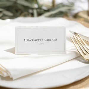 Plantilla elegante para tarjetas de lugar de boda con borde, color neutro, editable, plegada y plana, tarjeta de nombre para recepción, ideal para la mesa / Essence CR104