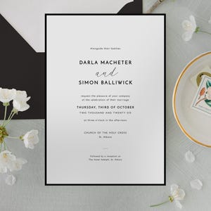 Plantilla de invitación de boda A5 con borde negro, diseño moderno minimalista ISO y de media carta, editable con Corjl / Borde monocromático CR116