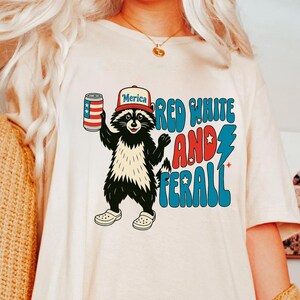 Raton laveur patriotique PNG, 4 juillet sublimation png, chemise Merica png, clipart drôle USA, rouge blanc et sauvage PNG, Coke png, Crocs raton laveur png