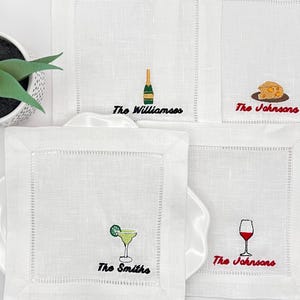 Individuell | Personalisierte gestickte Leinen Cocktailservietten Set / 4 mit niedlichen Symbolen und Familienname | Einweihungsparty Geschenk | Hochzeitsgeschenk