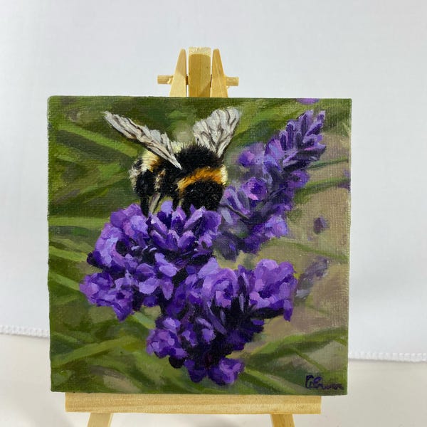 Miniaturowy, ręcznie wykonany obraz olejny przedstawiający trzmiela, obraz pszczoły na lawendzie, 4×4 cale, olej na płótnie, z dołączoną miniaturową sztalugą.