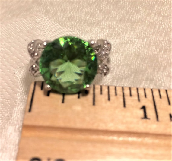 Vintage Sterling Ring with Light Green Cut Glass … - image 4