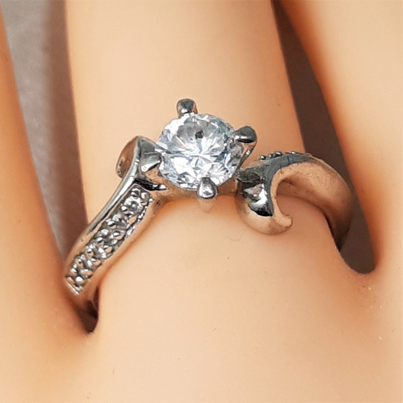 Very Pretty Glitzy Costume Ring. D37 Shiny Silver Metal with Sparkly Crystal Clear Prong Set Stones Vintage Solitaire Ring in a Size 8