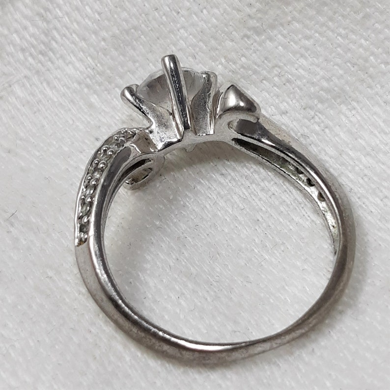 Very Pretty Glitzy Costume Ring. D37 Shiny Silver Metal with Sparkly Crystal Clear Prong Set Stones Vintage Solitaire Ring in a Size 8