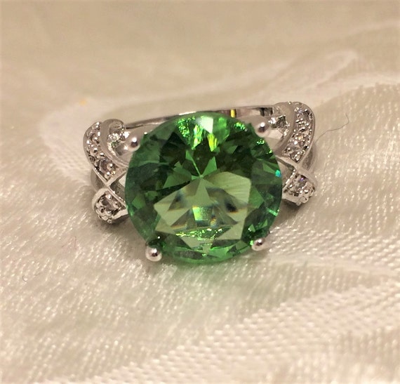 Vintage Sterling Ring with Light Green Cut Glass … - image 1
