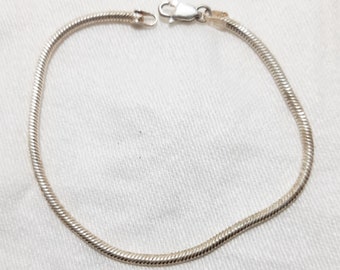 Vintage Sterling Silver Serpentine Bracelet with Lobster Clasp Measures 7 1/2 Inches Long and is Marked 925 and Made in Italy. (D16)