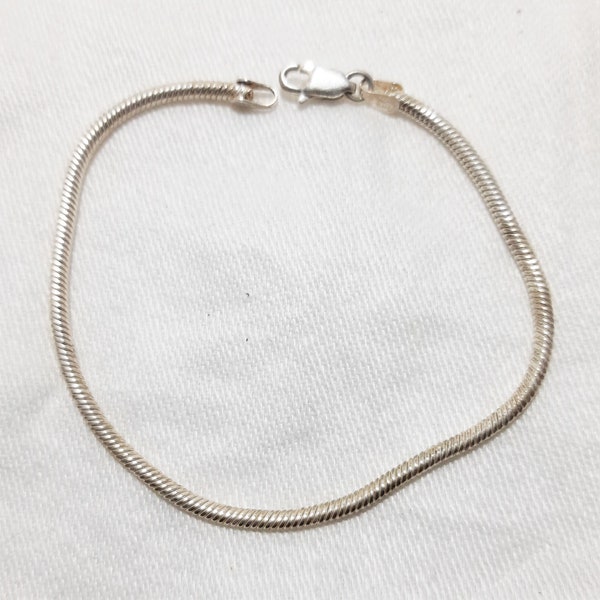 Vintage Sterling Silver Serpentine Bracelet with Lobster Clasp Measures 7 1/2 Inches Long and is Marked 925 and Made in Italy. (D16)