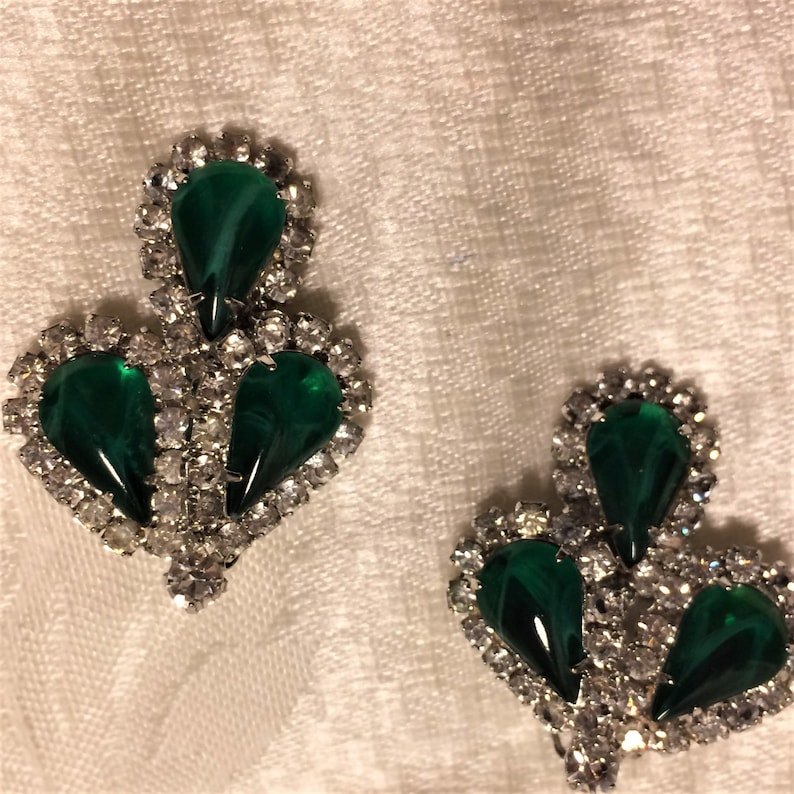 Vintage Weiss Clip On Earrings with Emerald Green Teardrop Marbleized Stones And Clear Rhinestones Set in Silver Colored Settings. D10